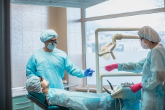 Хирург принимается пациента в Стоматологии Доктора Елисеева в Ялте